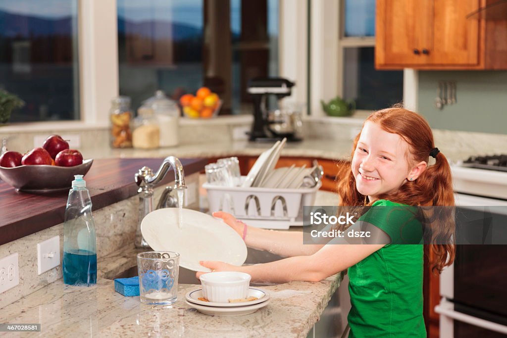 Poco Chica Pelirrojo cheerfully lavar los platos - Foto de stock de Lavar libre de derechos