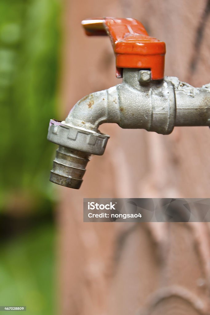 Rusty faucet en el jardín, en primer plano - Foto de stock de Agua libre de derechos