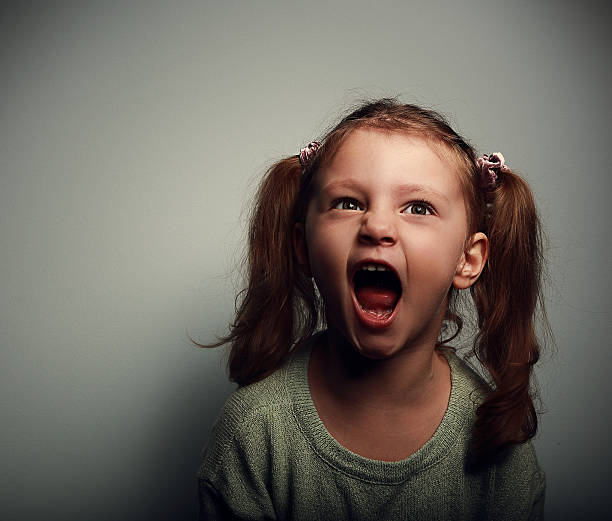 crier en colère kid fille avec bouche ouverte et aspect négatif - mouth open women displeased anger photos et images de collection