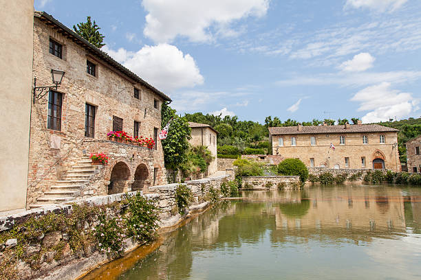 toscana village - vignoni imagens e fotografias de stock