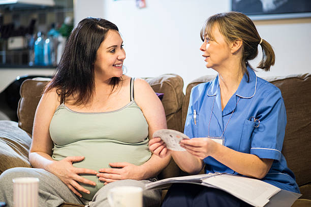 hebamme zu hause besuchen sie rechnen fälligkeitsdatum der patienten baby - human pregnancy midwife visit healthcare and medicine stock-fotos und bilder