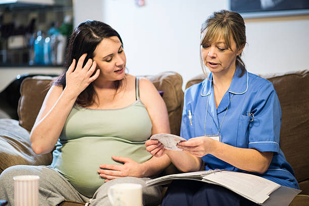 położna na wizyta domowa obliczaniu terminu pacjentów dziecka - human pregnancy midwife visit healthcare and medicine zdjęcia i obrazy z banku zdjęć