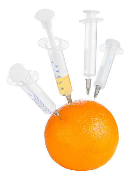 laranja com seringa - injecting healthy eating laboratory dna imagens e fotografias de stock