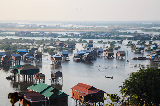 houses in tonle sap - kamboçya stok fotoğraflar ve resimler