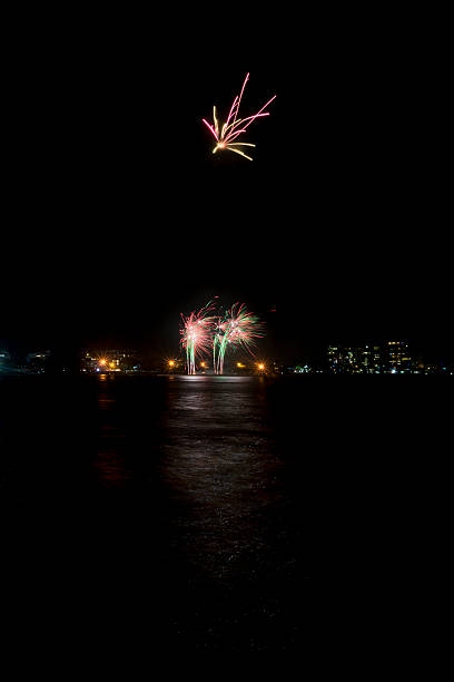 coloratissimi fuochi d'artificio sul skyshow maroochydore - firework display pyrotechnics cityscape high up foto e immagini stock