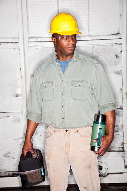 trabajador con lunchbox afroamericana - lunch box construction black fotografías e imágenes de stock