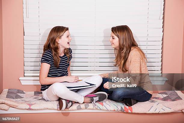 Tween Mädchen Macht Hausaufgaben Lachen Stockfoto und mehr Bilder von Reden - Reden, Gespräch, Freundschaft