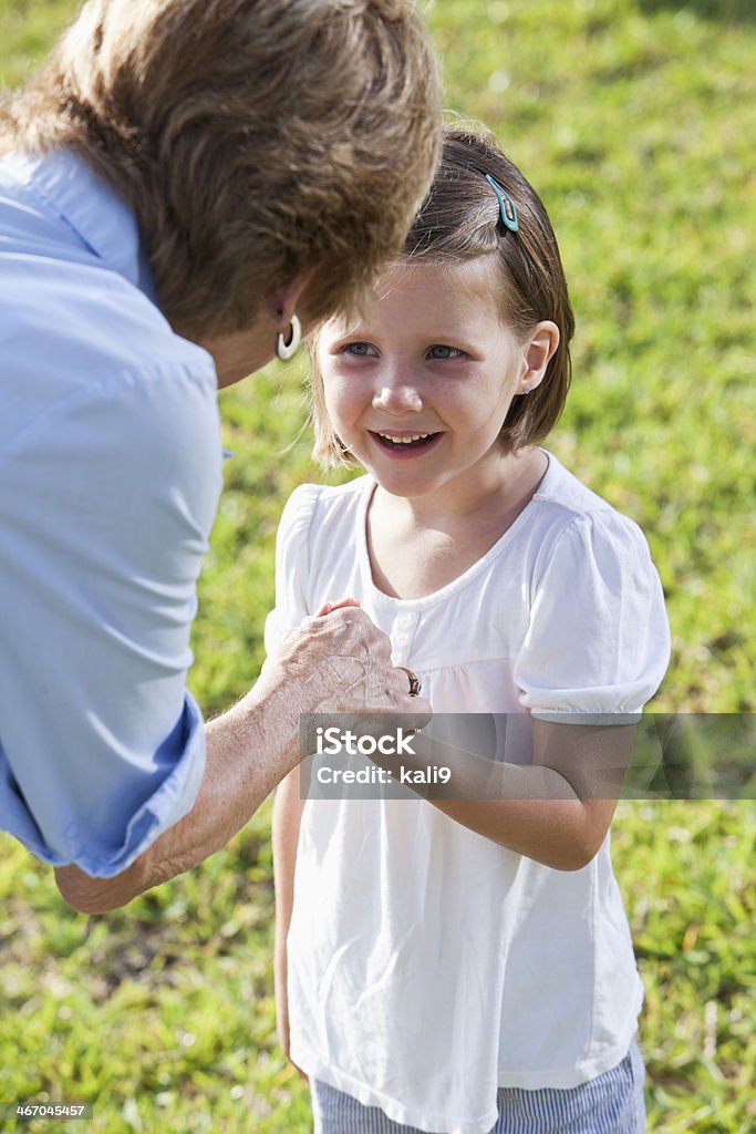 Little girl hablar con su abuela - Foto de stock de 4-5 años libre de derechos