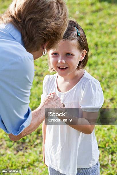 Foto de Menina Falando Com A Avó e mais fotos de stock de 4-5 Anos - 4-5 Anos, 60 Anos, Adulto