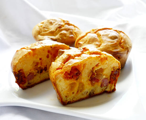muffins mit wurst und käse und speck - muffin cheese bakery breakfast stock-fotos und bilder
