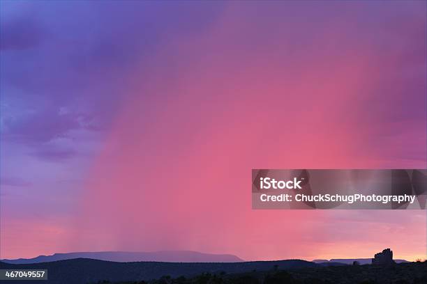レインストーム砂漠の夕日 - セドナのストックフォトや画像を多数ご用意 - セドナ, かすみ, ひらめき