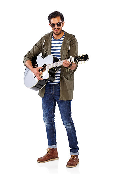 atractivo joven tocando la guitarra - isolated on white studio shot guitar young men fotografías e imágenes de stock