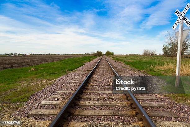 Viaférrea - Fotografias de stock e mais imagens de Ao Ar Livre - Ao Ar Livre, Azul, Campo agrícola