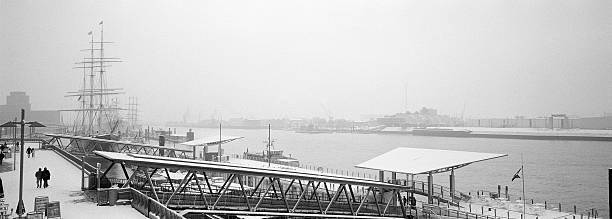 porto de hamburgo - hamburg germany harbor gangplank germany imagens e fotografias de stock