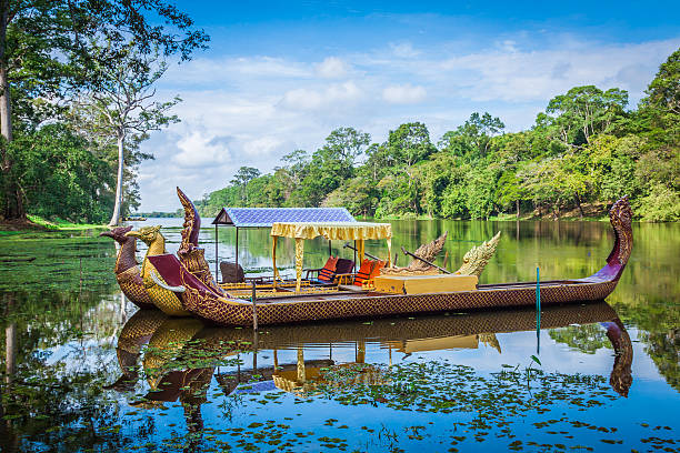 thai traditionelle boote auf dem see in der nähe, bayon-tempel - marcel siem stock-fotos und bilder