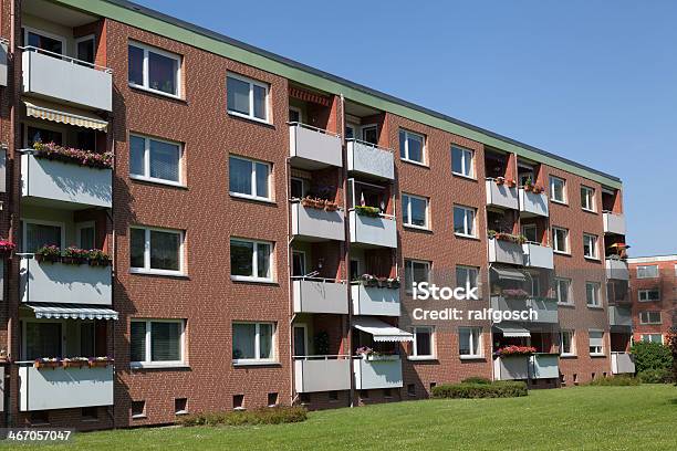 Apartment Building In Kiel Germany-foton och fler bilder på Arkitektur - Arkitektur, Balkong, Bostadsproblem