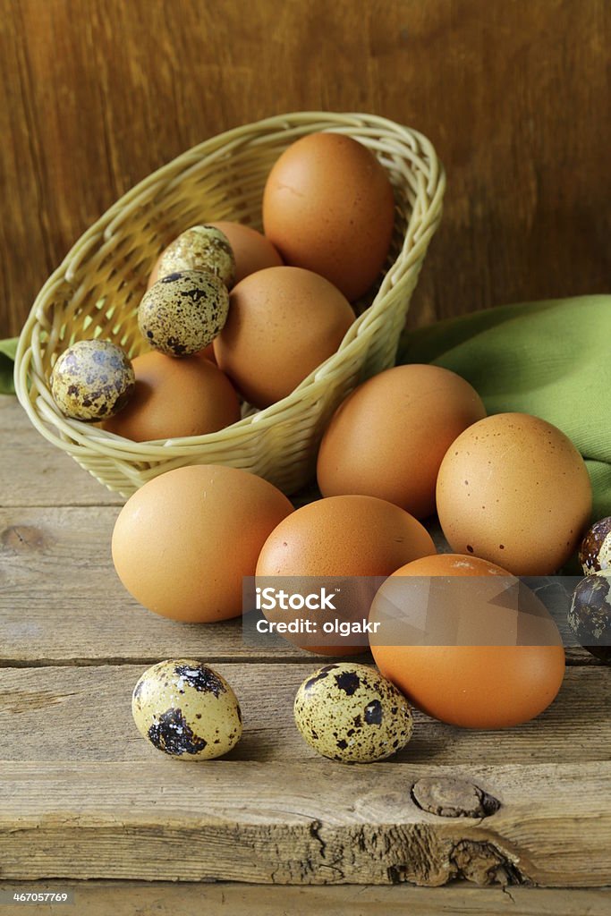 organic Świeże jaja na drewnianym stole - Zbiór zdjęć royalty-free (Brązowy)