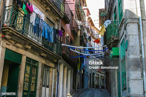 クラシックなストリートにポルトの街 - ポルトガル ポルトのストックフォトや画像を多数ご用意 - ポルトガル ポルト, Tシャツ, カジュアルウェア