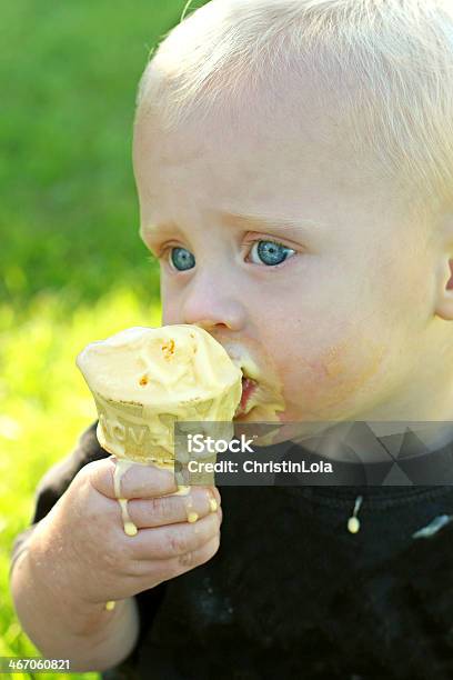 Desarrumado Bebê Comer Cone De Gelado - Fotografias de stock e mais imagens de Cone de Gelado - Cone de Gelado, Derreter, Gota - Líquido