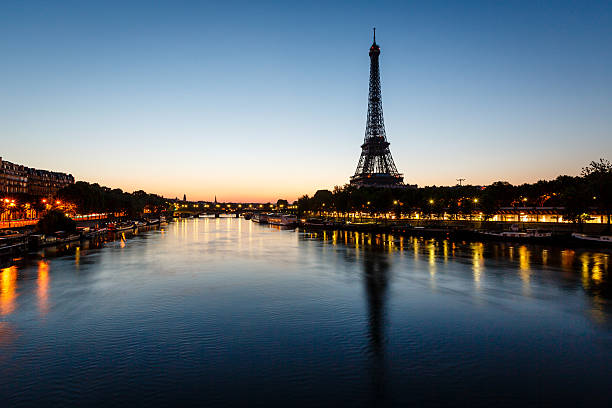 эйфелева башня и d'iena бридж на рассвете, париж, франция - architecture blue bridge iron стоковые фото и изображения