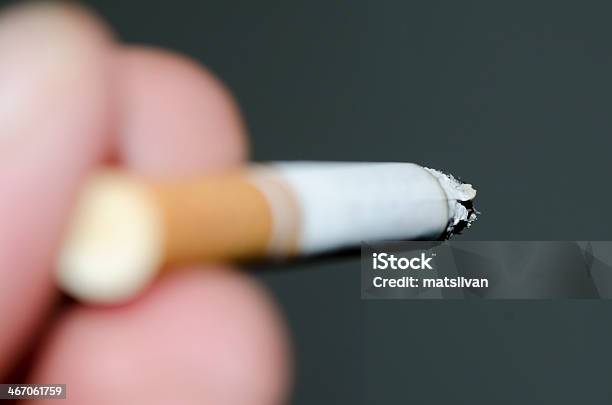 Foto de Cigarro e mais fotos de stock de Cigarro - Cigarro, Cinza - Descrição de Cor, Dedo humano