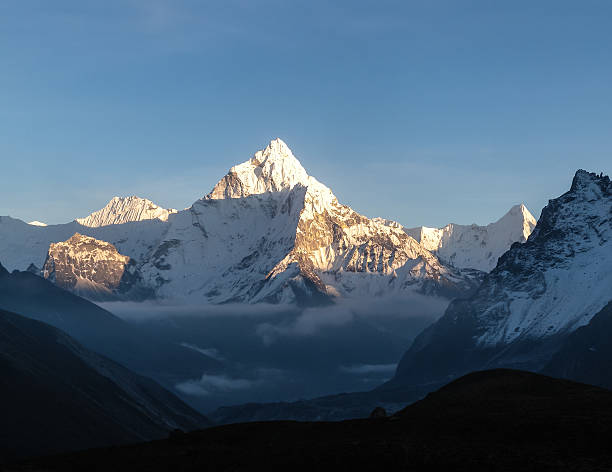 más los picos del mundo amadablam - amadablam fotografías e imágenes de stock