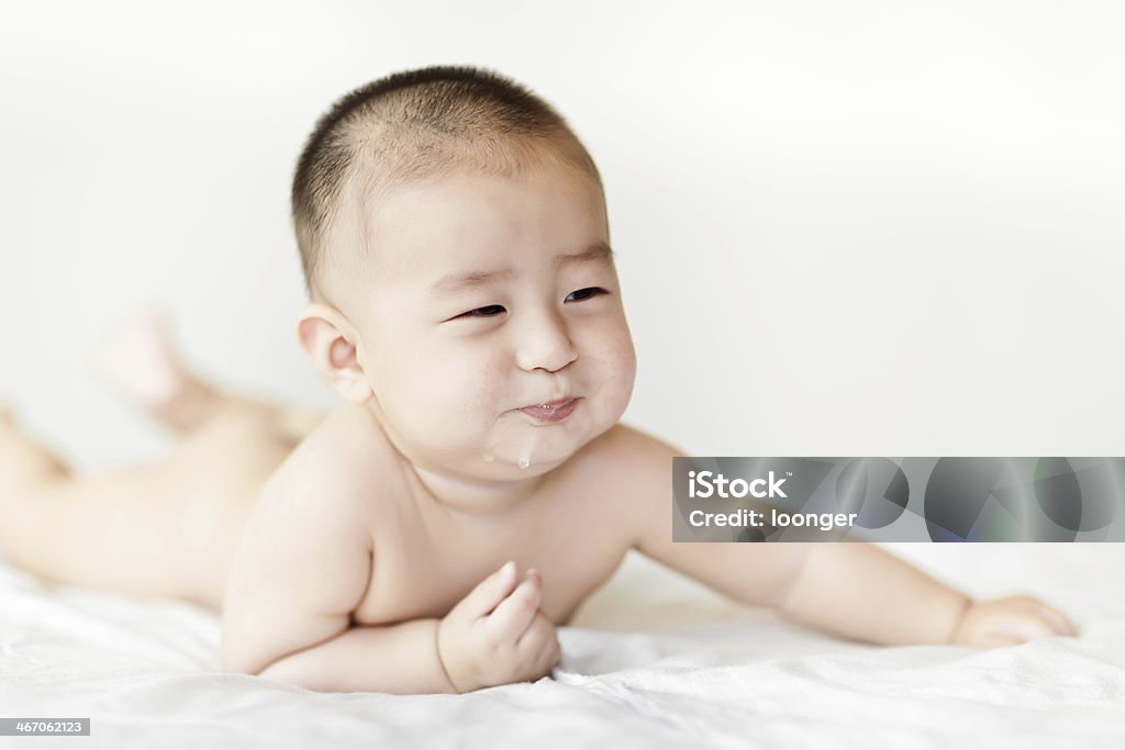 ネイクドかわいらしい小さな赤ちゃん男の子白いベッドの証言 - 1人のロイヤリティフリーストックフォト