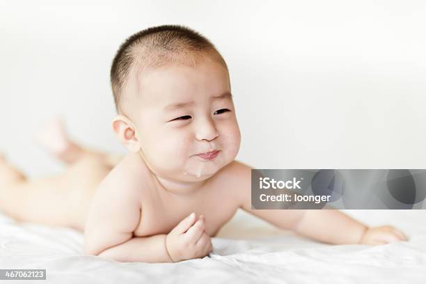 ネイクドかわいらしい小さな赤ちゃん男の子白いベッドの証言 - 1人のストックフォトや画像を多数ご用意 - 1人, 1歳未満, アジアおよびインド民族