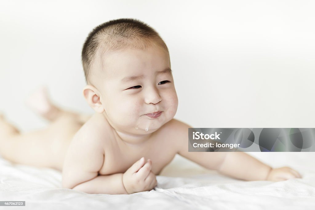 Nu doce pequeno bebê Menino Gatinhar na cama branca - Royalty-free 0-11 Meses Foto de stock