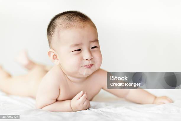 Nu Doce Pequeno Bebê Menino Gatinhar Na Cama Branca - Fotografias de stock e mais imagens de 0-11 Meses