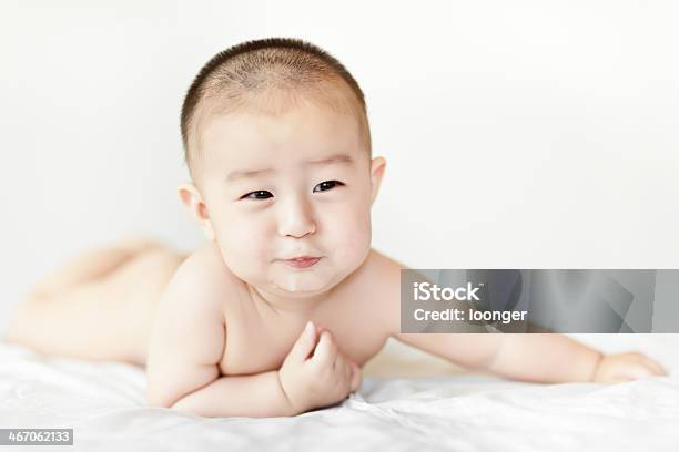 Nu Doce Pequeno Bebê Menino Gatinhar Na Cama Branca - Fotografias de stock e mais imagens de 0-11 Meses