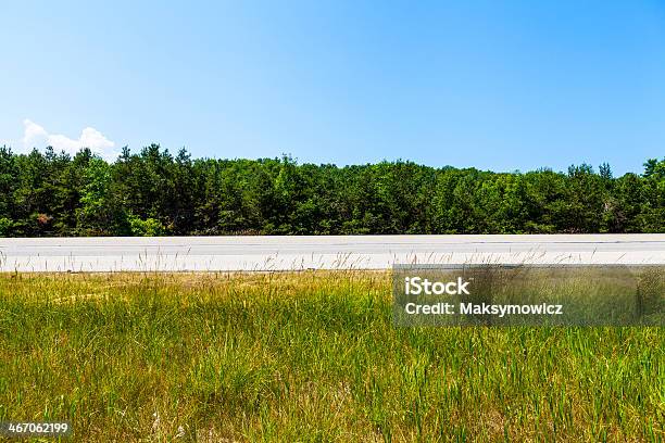 American Country Road Vista Lateral Foto de stock y más banco de imágenes de Vista de costado - Vista de costado, Agricultura, Aire libre