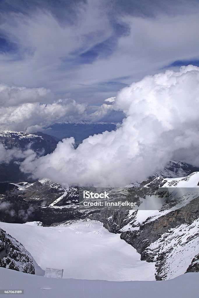 Vista di neve coperto Jungfrau in Alpi svizzere - Foto stock royalty-free di Alpi