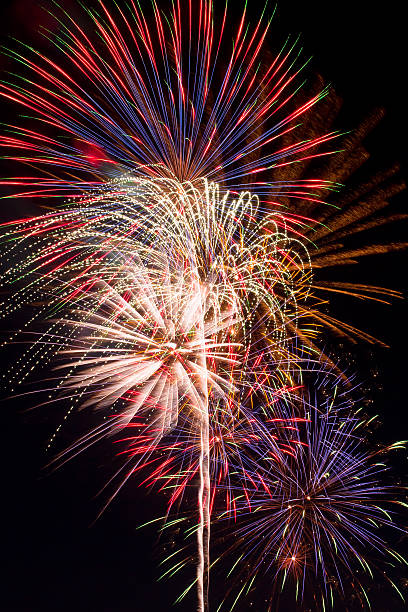 feuerwerk in den nachthimmel - kaboom stock-fotos und bilder