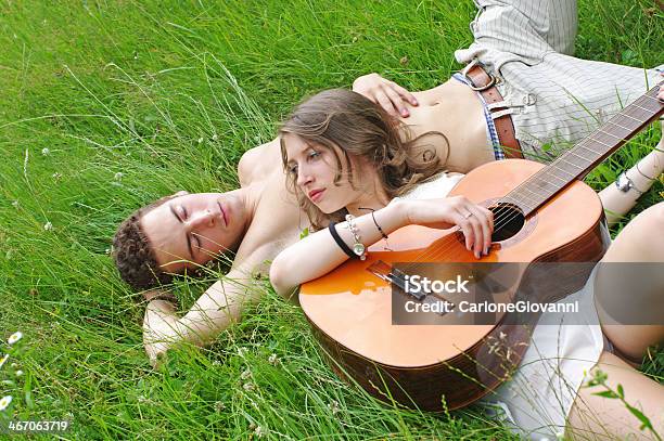 Casal Jovem Deitada No Parque - Fotografias de stock e mais imagens de Adolescência - Adolescência, Adulto, Alegria