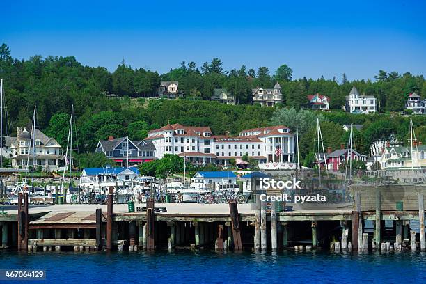 Barca Marina - Fotografie stock e altre immagini di Isola Mackinac - Isola Mackinac, Albergo di lusso, Ponte Mackinac