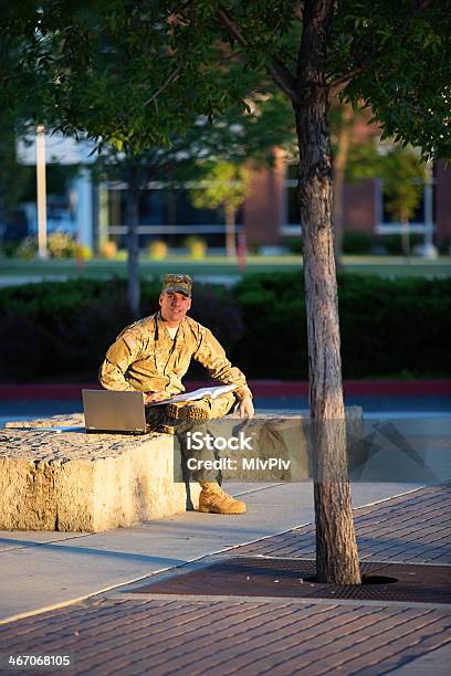 American Soldier En Campus Foto de stock y más banco de imágenes de EE.UU. - EE.UU., Personal militar, Aprender
