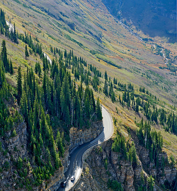 太陽へ続く道から見たハイライントレイル - going to the sun road ストックフォトと画像