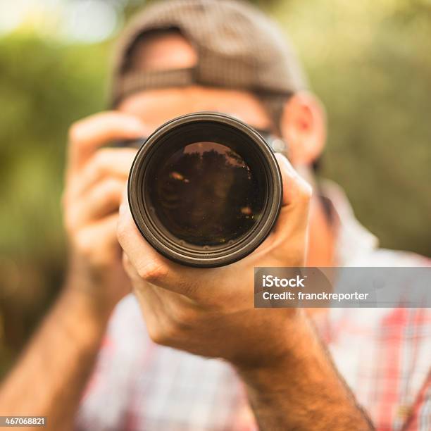 Foto de Fotógrafo Tirando Uma Foto Com A Lente Longa e mais fotos de stock de Câmera de Televisão - Câmera de Televisão, Homens, Olhando pela janela