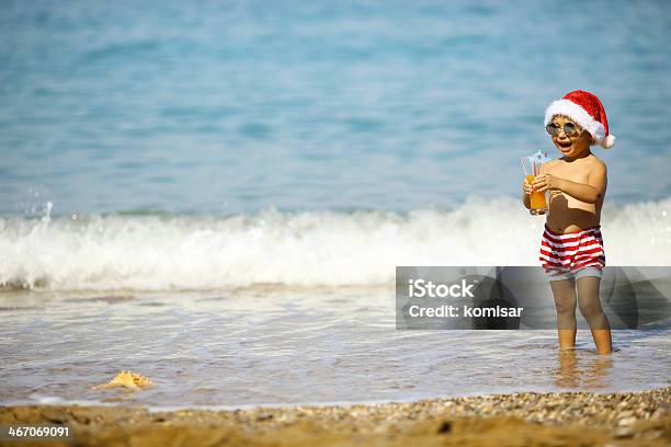 Foto de Santas Little Descansando Na Costa e mais fotos de stock de Verão - Verão, Aventura, Natal