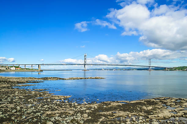 forth road ponte sospeso sul fiume firth of forth. edimburgo, scozia - bridge edinburgh panoramic scenics foto e immagini stock