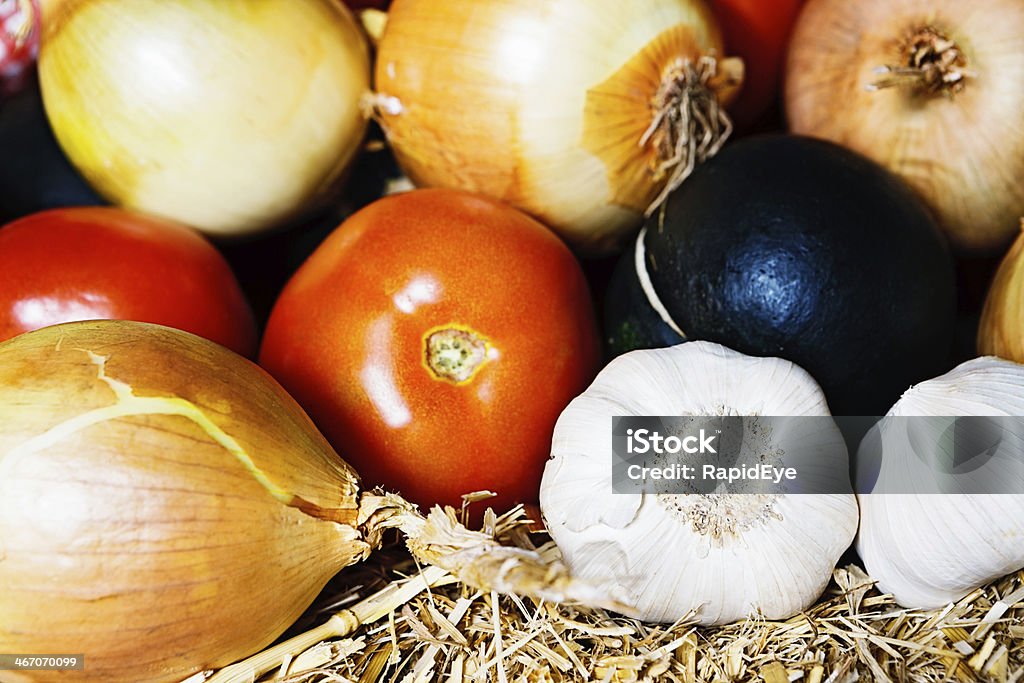 Gros plan de la collection de légumes frais saine sur la paille - Photo de Ail - Légume à bulbe libre de droits