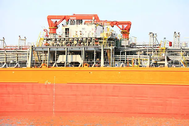 gas-carrier for loading operation in the port outdoor