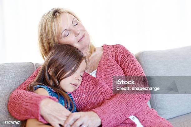 El Tiempo Que Pasa Con Grandma Foto de stock y más banco de imágenes de 60-64 años - 60-64 años, 60-69 años, Abrazar