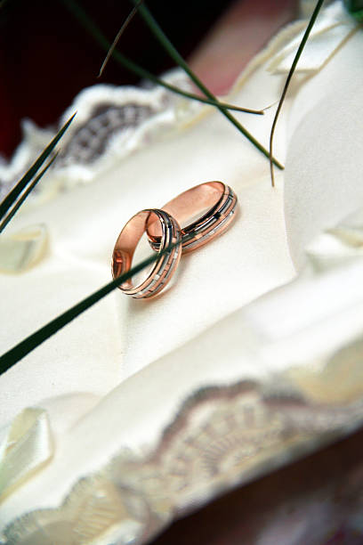 Dos Anillos de boda en un fondo blanco - foto de stock