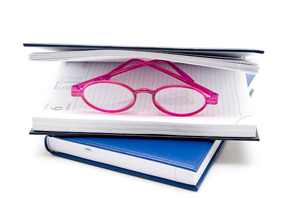 okulary do czytania z książki telefonicznej - personal organizer address book diary glasses zdjęcia i obrazy z banku zdjęć