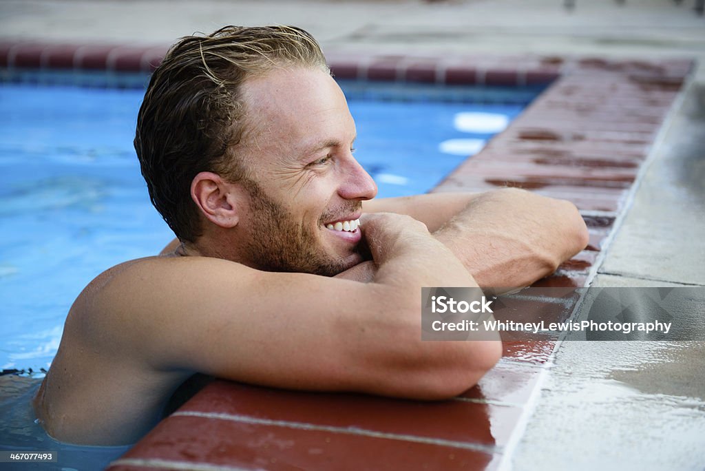 Relax a bordo piscina - Foto stock royalty-free di 25-29 anni