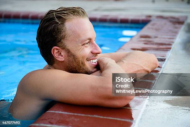 Relax A Bordo Piscina - Fotografie stock e altre immagini di 25-29 anni - 25-29 anni, Acqua, Adulto