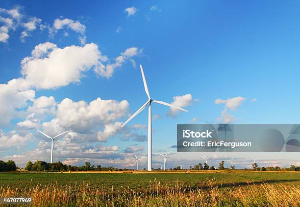 Ветряная Электростанция — стоковые фотографии и другие картинки Без людей - Без людей, Ветер, Ветряная мельница