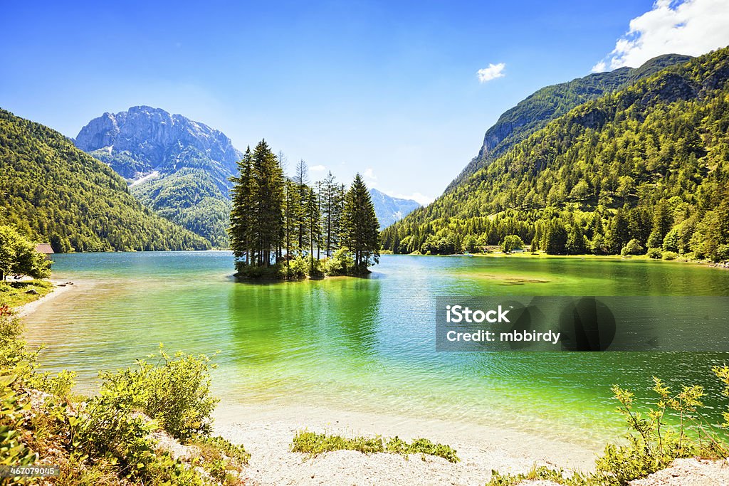 Lago del Predil Lago con isola, Italia - Foto stock royalty-free di Alpi Giulie